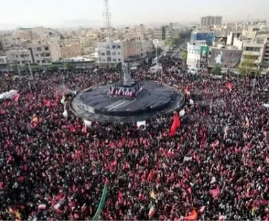 فرانس ۲۴: جمعیت عظیمی از سوگواران در مراسم تشییع رهبر شهید ایران حضور دارند