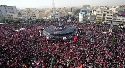 فرانس ۲۴: جمعیت عظیمی از سوگواران در مراسم تشییع رهبر شهید ایران حضور دارند