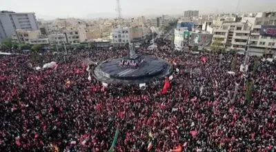 فرانس ۲۴: جمعیت عظیمی از سوگواران در مراسم تشییع رهبر شهید ایران حضور دارند