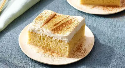 طرز پخت کیک شیرخشک با بافت نرم و خامه‌ای

