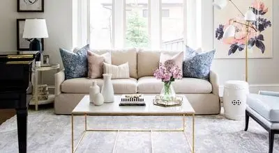 ۸ ترفند ساده برای دلباز کردن پذیرایی کوچک
