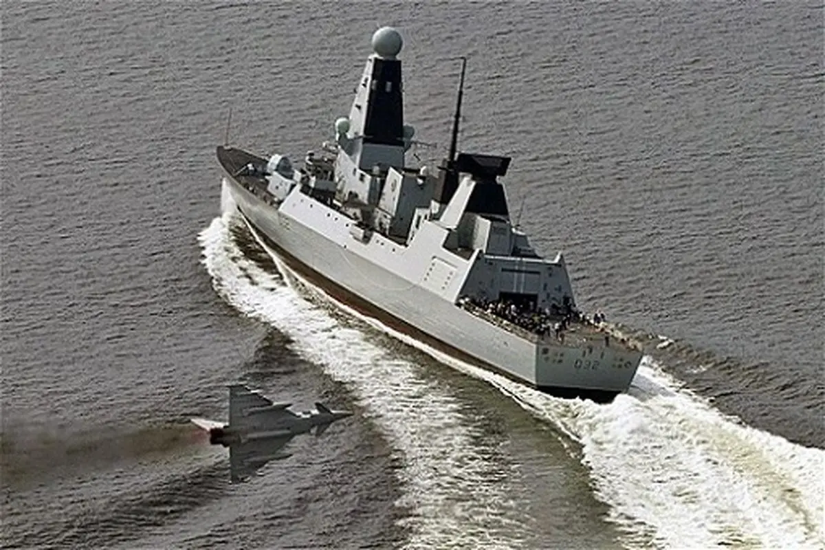 لحظه برخورد ۲ ناوچه نیروی دریایی انگلیس در بحرین+ فیلم