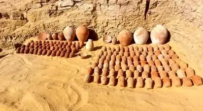 کشف شگفت‌ آور مقبره‌هایی باستانی مملو از کوزه و آینه | عکس