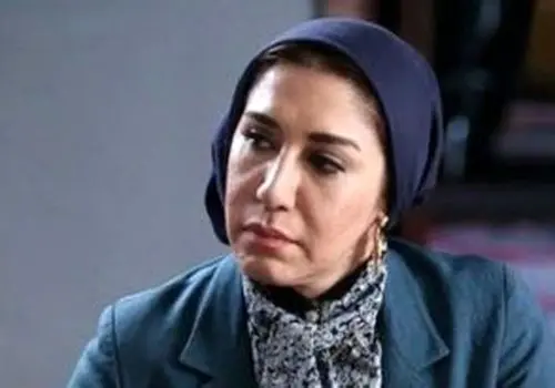 تیپ و استایل متفاوت نسیم ادبی با بارونی قرمز جلب توجه کرد