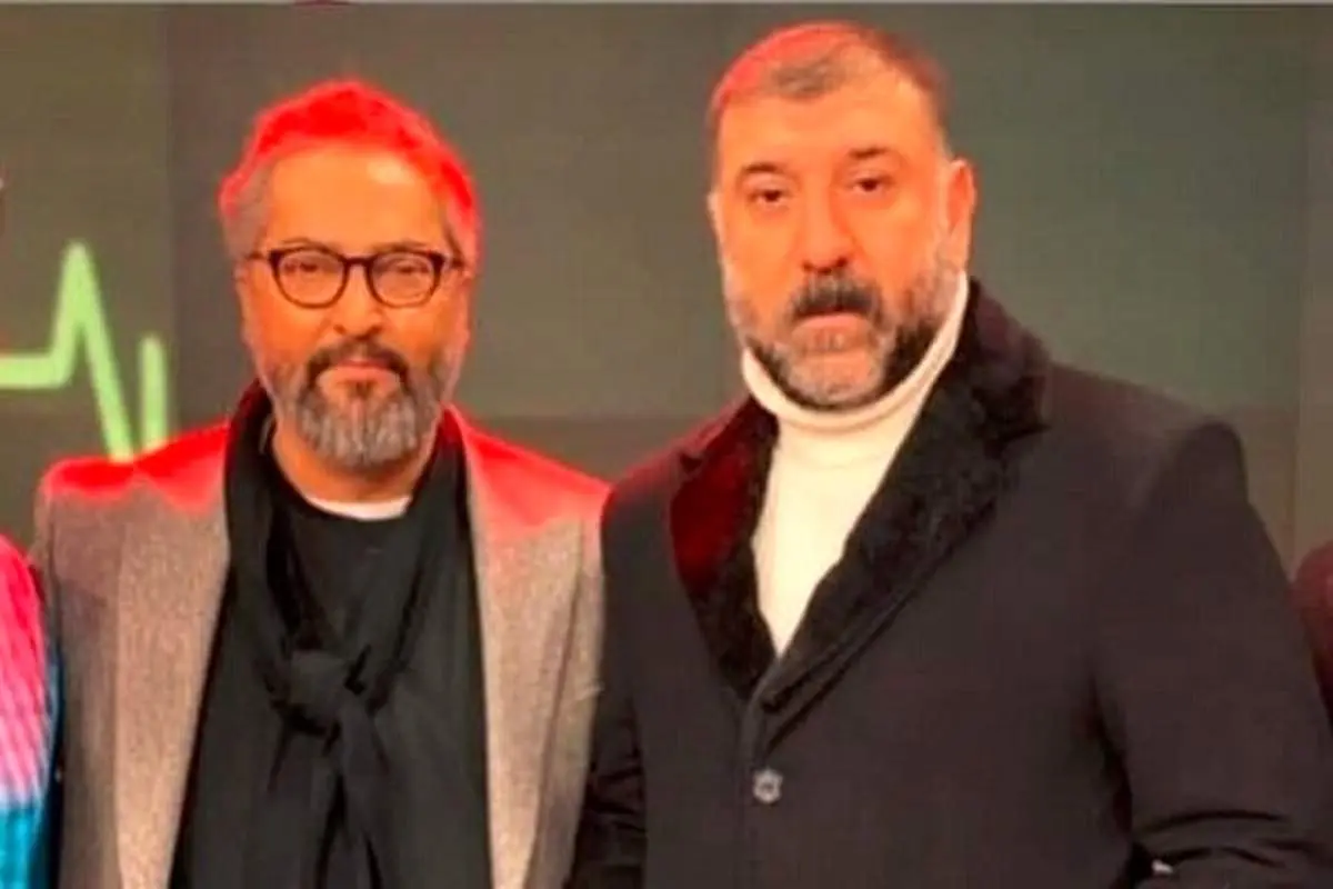 علی انصاریان و مهرداد میناوند در کنار فردوسی پور در پشت صحنه برنامه «نود»+ عکس