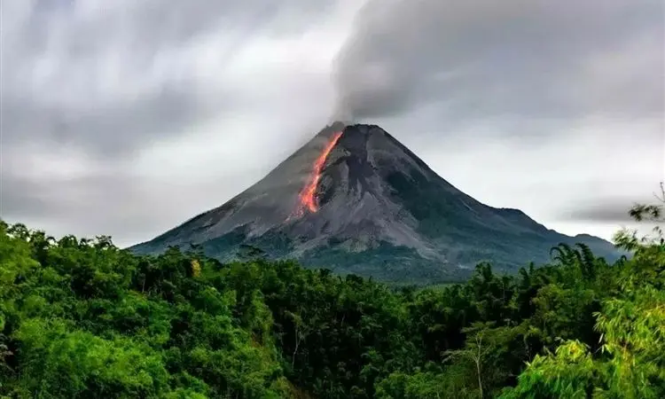 فوران آتشفشان اتنا از دل دریا، کوهی پوشیده از برف +فیلم