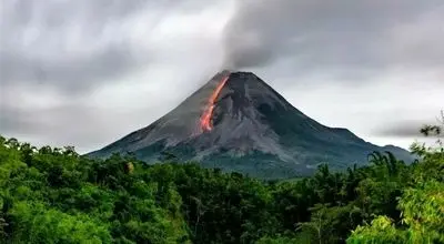 فوران آتشفشان اتنا از دل دریا، کوهی پوشیده از برف +فیلم