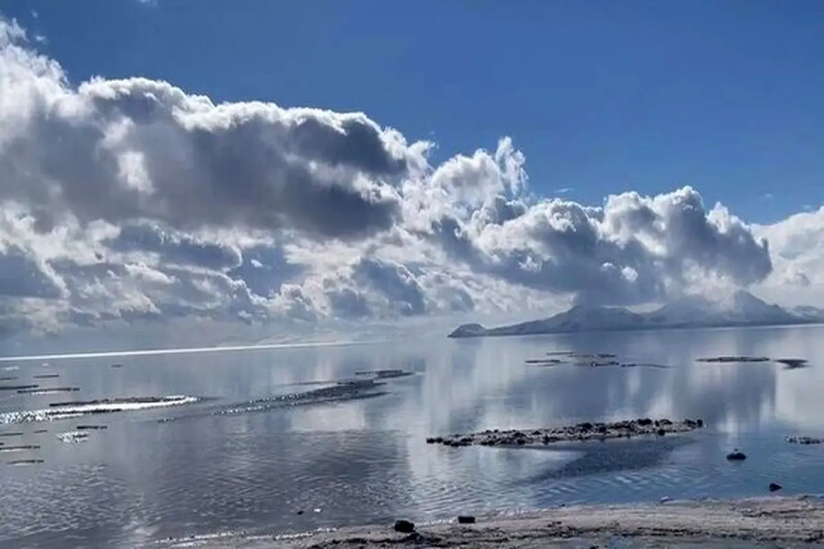 فعال شدن یک چشمه زیر زمینی در دریاچه ارومیه+ فیلم