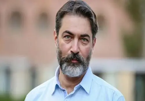 خوش و بش «پارسا پیروزفر و ضرغامی» در پشت صحنه سریال «درچشم باد»؛ سال 1387 + عکس
