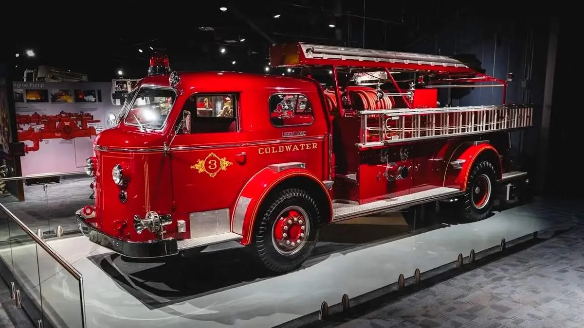 این کالکشن ماشین‌های آتش‌نشانی با قدمتی ۱۰۰ ساله به فروش می روند + تصاویر