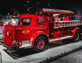 این کالکشن ماشین‌های آتش‌نشانی با قدمتی ۱۰۰ ساله به فروش می روند + تصاویر