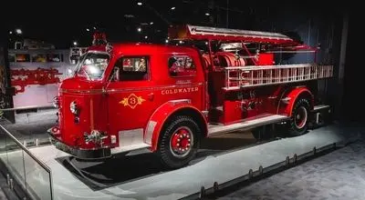 این کالکشن ماشین‌های آتش‌نشانی با قدمتی ۱۰۰ ساله به فروش می روند + تصاویر