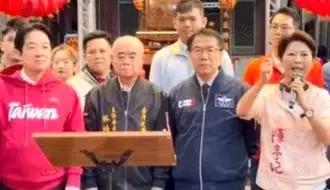 رئیس معبد، روی لباس رئیس‌جمهور تایوان استفراغ کرد!/ویدیو 