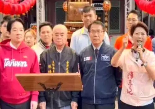 رئیس معبد، روی لباس رئیس‌جمهور تایوان استفراغ کرد!/ویدیو 