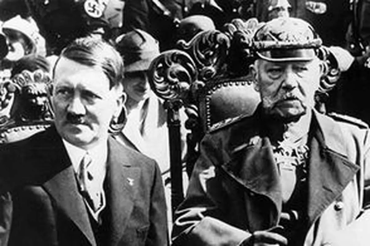 تصویر کمتر دیده شده از هیتلر در حال تعظیم