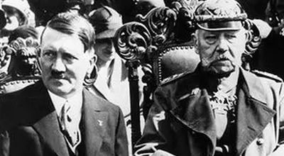 تصویر کمتر دیده شده از هیتلر در حال تعظیم