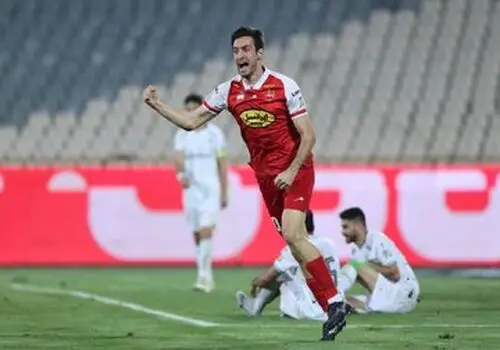 اقدام خطرناک هواداران پرسپولیس در ورزشگاه آزادی!+ فیلم