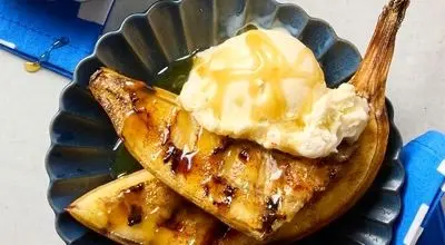 دسر متفاوت موز گریل‌شده با سس کارامل نارگیلی مخصوص روزهای تابستانی