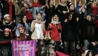 هم‌خوانی دختران هوادار نساجی با آهنگ بهنام بانی/ویدیو 