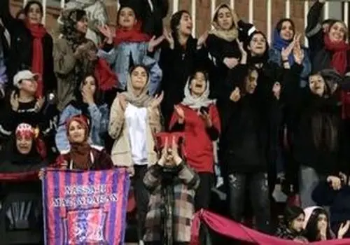 هم‌خوانی دختران هوادار نساجی با آهنگ بهنام بانی/ویدیو 