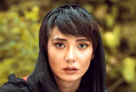 ژست عجیب بازیگر زن مشهور در کنار حیوان‌خانگی‌اش!