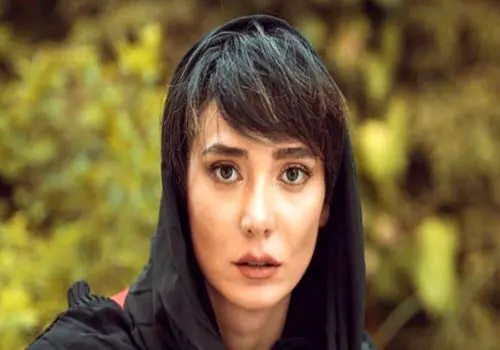 ژست عجیب بازیگر زن مشهور در کنار حیوان‌خانگی‌اش!
