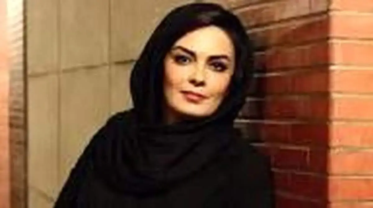 «سارا خوئینی‌ها» با سبیل و کلاه در کنار «امیرحسین رستمی»