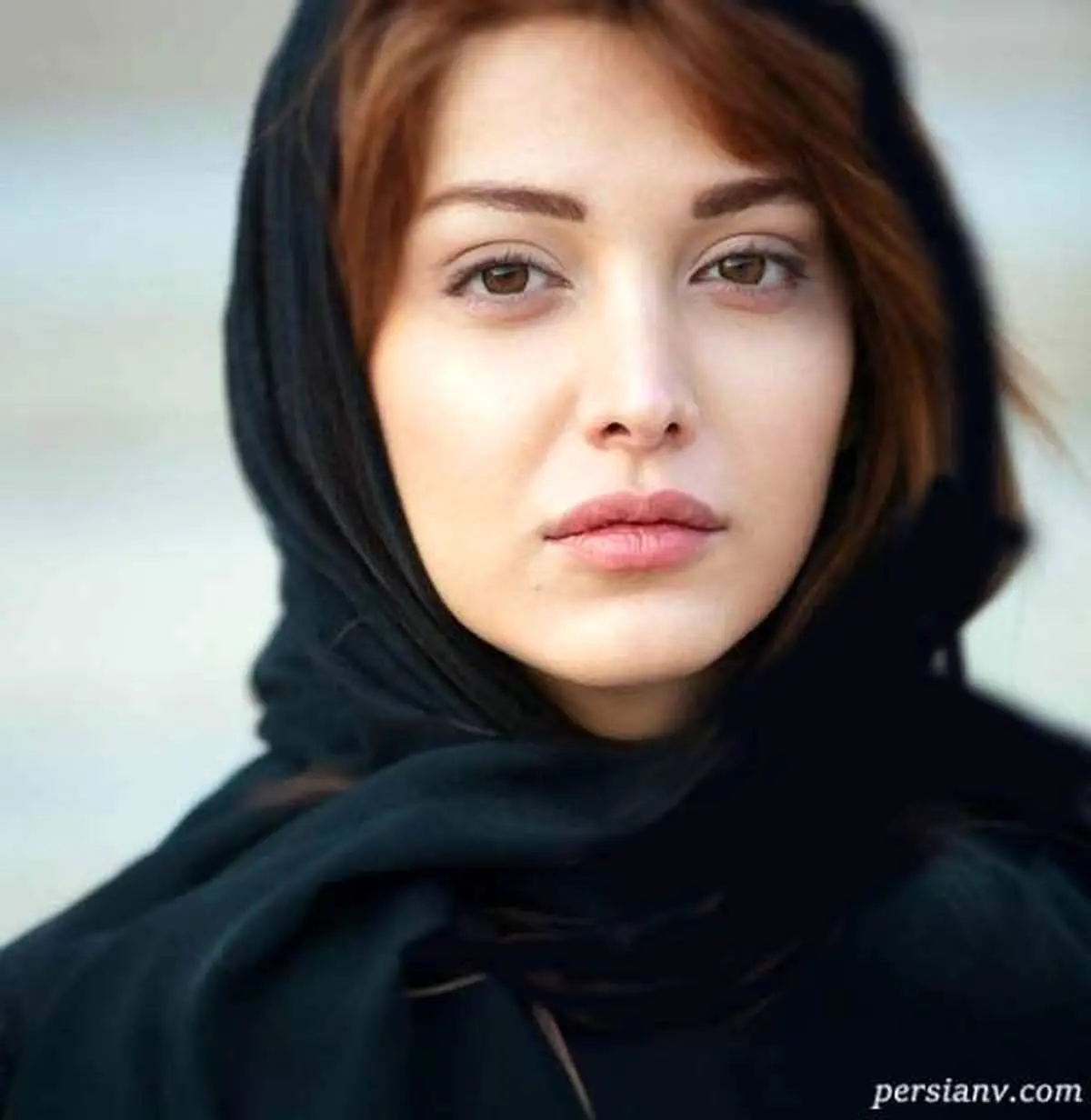 “خستگی” روشنک گرامی در وسط برنامه؛ بازیگر در سالن کفش‌هایش را درآورد!+ویدیو 