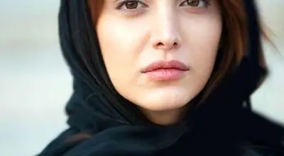 “خستگی” روشنک گرامی در وسط برنامه؛ بازیگر در سالن کفش‌هایش را درآورد!+ویدیو 