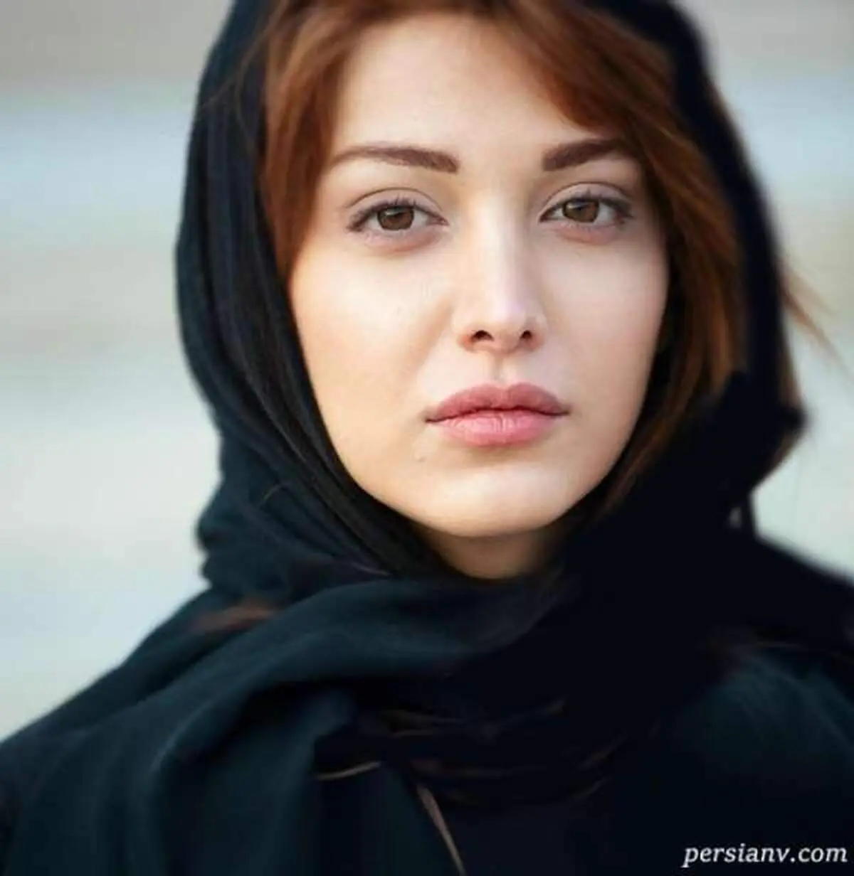 “خستگی” روشنک گرامی در وسط برنامه؛ بازیگر در سالن کفش‌هایش را درآورد!+ویدیو 