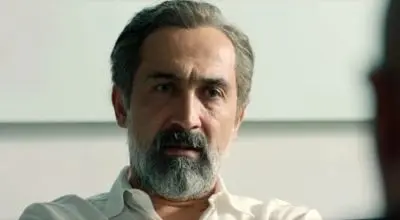 آقای بازیگر عزادار در آغوش هادی حجازی فر