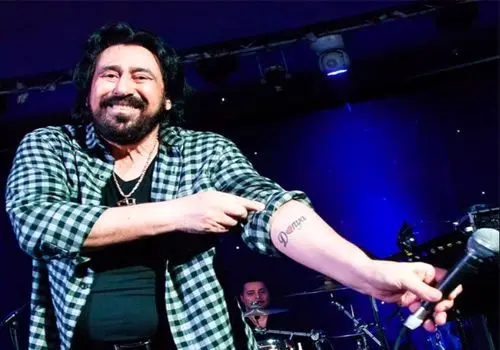 عکس شهرام شب پره و گروه اش در حال اجرا در تهران در سال ۵۵