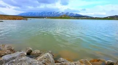 تصاویری جالب از یخ زدن دریاچه سد گلیل خراسان‌شمالی