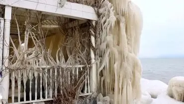 یخبندان مرگبار، خانه را به مجسمه‌ای از یخ تبدیل کرد