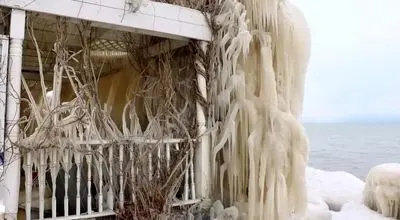 یخبندان مرگبار، خانه را به مجسمه‌ای از یخ تبدیل کرد