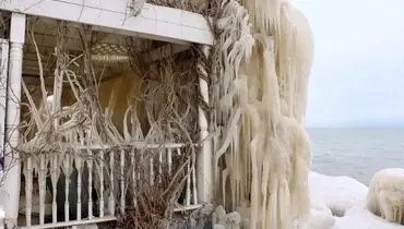 یخبندان مرگبار، خانه را به مجسمه‌ای از یخ تبدیل کرد