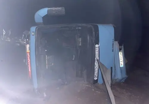 ۲۳ مصدوم در پی واژگونی اتوبوس شیراز - کرج