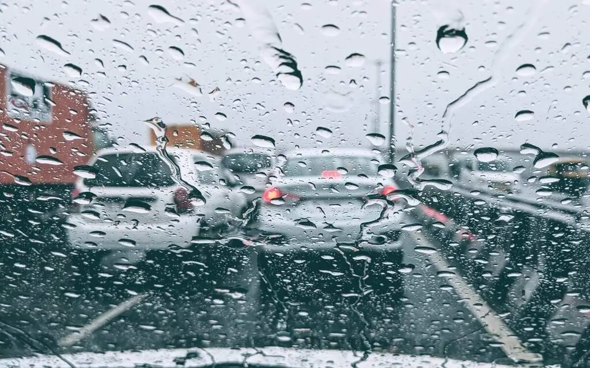 بارش باران و مه‌گرفتگی در جاده‌های ۷ استان | این محورها مسدود است