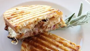 دستور تهیه مرحله‌به‌مرحله پنینی مرغ با طعم خانگی+ فیلم