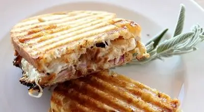 دستور تهیه مرحله‌به‌مرحله پنینی مرغ با طعم خانگی+ فیلم