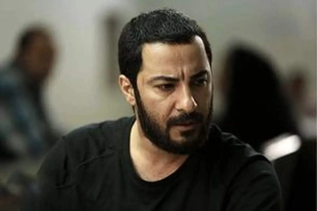 عکس جدید نوید محمدزاده با سیگار در حیاط وایرال شد