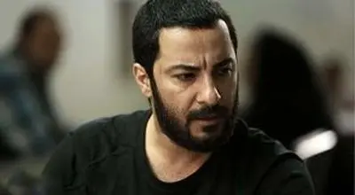 عکس جدید نوید محمدزاده با سیگار در حیاط وایرال شد