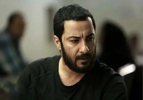 عکس جدید نوید محمدزاده با سیگار در حیاط وایرال شد