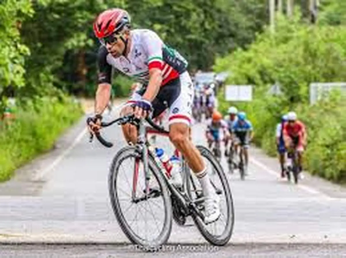 شگفتی گردشگر خارجی از صعود پسر ایرانی با دوچرخه در ارتفاعات خطرناک+فیلم