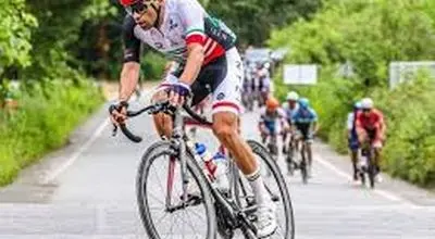 شگفتی گردشگر خارجی از صعود پسر ایرانی با دوچرخه در ارتفاعات خطرناک+فیلم