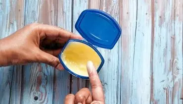 ۱۰ فایده شگفت‌انگیز وازلین برای پوست صورت قبل از خواب

