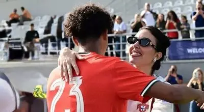 حضور جورجینا رودریگز و مادر رونالدو در مراسم قهرمانی تیم ملی پرتغال+ تصاویر