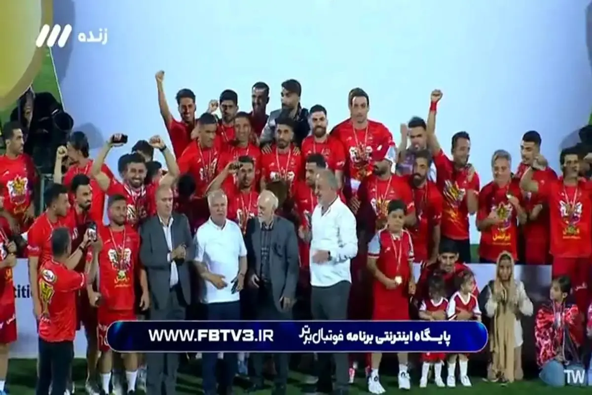 لحظه هیجان انگیز بالا بردن جام قهرمانی توسط کاپیتان پرسپولیس+ فیلم