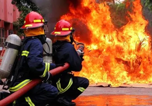 حریق گسترده مقر گروهک‌های تجزیه‌طلب در سلیمانیه؛ دود غلیظ آسمان را پوشاند + فیلم