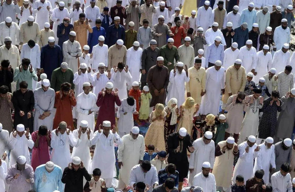 اقامه باشکوه نماز جماعت شیعیان شهر سکردو پاکستان+ فیلم